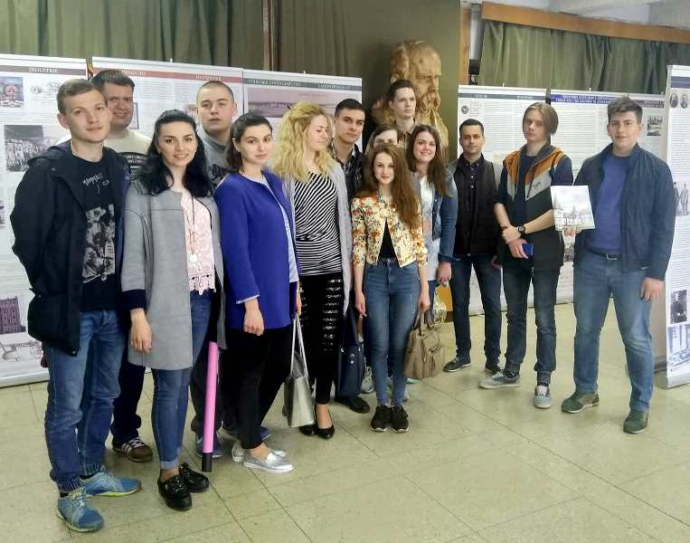 Студенти-історики ознайомлюються з виставкою